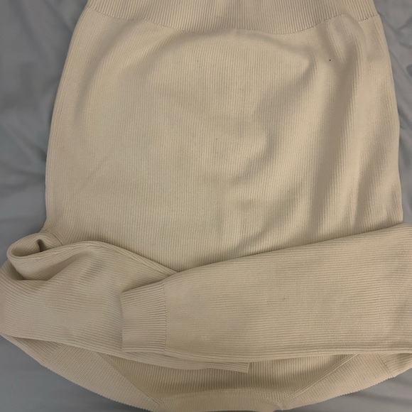 Zara Ribbed Knit Sweater - Picture 4 of 4